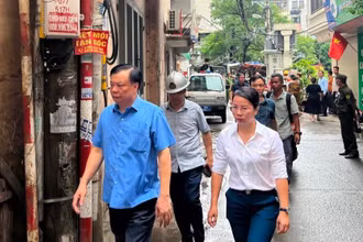 Bí thư Thành ủy Hà Nội Đinh Tiến Dũng đến hiện trường, yêu cầu huy động mọi nguồn lực khắc phục hậu quả vụ cháy.