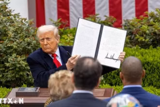 Ngày 2/4/2025, Tổng thống Mỹ Donald Trump đã công bố áp mức thuế cơ bản 10% đối với hàng nhập khẩu từ tất cả các quốc gia và vùng lãnh thổ trên thế giới. (Ảnh: THX/TTXVN)