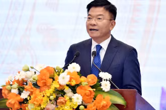 Phó Thủ tướng Lê Thành Long yêu cầu quán triệt nghiêm túc, đẩy mạnh thực hiện các chỉ đạo của Tổng Bí thư trong cuộc làm việc với Ban Cán sự Đảng Bộ Tư pháp, trong đó, lưu ý việc đổi mới tư duy xây dựng pháp luật, dứt khoát từ bỏ tư duy "không quản được thì cấm". (Ảnh: VGP/Đức Tuân)