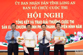 Lãnh đạo tỉnh Long An trao thưởng giải nhất phát thanh và truyền hình cho Trung tâm văn hóa huyện Cần Giuộc và thành phố Tân An, Long An.
