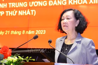 Đồng chí Trương Thị Mai phát biểu chỉ đạo và khai giảng lớp học. (Ảnh: Văn Điệp/TTXVN)