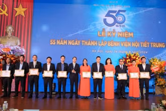 Trao Bằng khen của Bộ Y tế cho các tập thể, cá nhân tiêu biểu của Bệnh viện Nội tiết trung ương