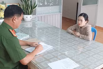 Nguyễn Thị Trang Anh tại cơ quan Công an.