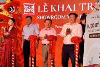 Các đại biểu dự lễ khai trương showroom Võ Kim Đường.