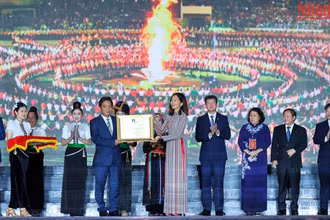Thứ trưởng Văn hóa, Thể thao và Du lịch Hoàng Đạo Cương, đại diện Bộ Bộ Văn hóa, Thể thao và Du lịch đón nhận Bằng của UNESCO ghi danh “Nghệ thuật Xòe Thái” từ bà Pauline Tamesis, Điều phối viên thường trú của Liên hợp quốc tại Việt Nam. (Ảnh: Trần Hải)