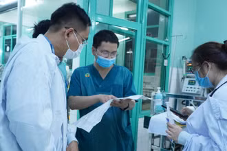 Ê-kíp bác sĩ Bệnh viện Chợ Rẫy và Bệnh viện Nhi đồng 2 trao đổi chuyên môn.