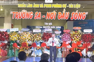 Giám đốc Bảo tàng Đắk Lắk Đinh Một phát biểu khai mạc triển lãm.