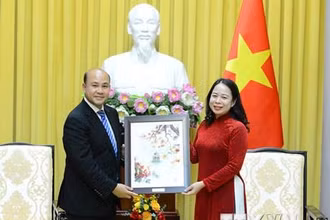 Phó Chủ tịch nước Võ Thị Ánh Xuân tặng quà lưu niệm cho Chủ tịch Hội Liên hiệp Thanh niên Campuchia Hun Many. (Ảnh: Minh Đức/TTXVN)