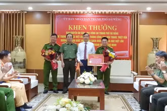 Sáng 21/6, Chủ tịch Ủy ban nhân dân thành phố Đà Nẵng Lê Trung Chinh đã đến chúc mừng, thưởng nóng cho Công an thành phố vì đã có thành tích đặc biệt xuất sắc trong điều tra, khám phá Chuyên án sản xuất, buôn bán sách giáo khoa giả.