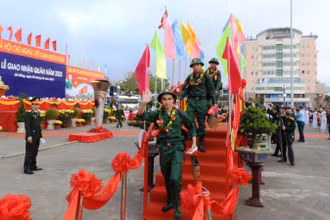 Các tân binh bước lên cầu Vinh Quang với nụ cười rạng rỡ, tự hào.