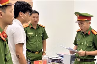 Công an huyện Núi Thành thi hành lệnh bắt tạm giam đối với Nguyễn Đăng Hoài Chung.