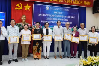 Khen thưởng cho các cá nhân có thành tích trong công tác kiều bào.