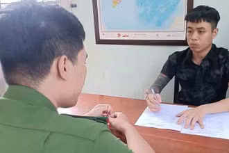 Công an huyện Thăng Bình làm việc với đối tượng Huỳnh Văn Hội.