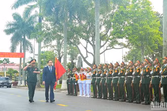 Chủ tịch Quốc hội Trần Thanh Mẫn duyệt đội danh dự Quân khu 3.