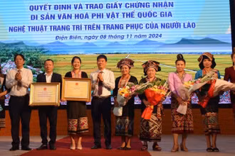 Đồng chí Nguyễn Thái Bình, Chủ tịch Ủy ban nhân dân huyện Điện Biên và đại diện lãnh đạo Sở Văn hóa, Thể thao và Du lịch Điện Biên trao Bằng công nhận Di sản văn hóa phi vật thể quốc gia Nghệ thuật trang trí trên trang phục của người Lào, cho cộng đồng dân tộc Lào ở hai huyện: Điện Biên và Điện Biên Đông.