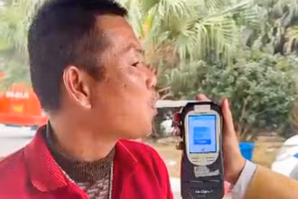 Tiến hành kiểm tra nồng độ cồn đối với lái xe N.T.D., phát hiện vi phạm ở mức 0,470 mg/L khí thở.