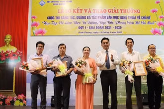 Phó Chủ tịch Ủy ban nhân dân tỉnh Bình Dương Nguyễn Lộc Hà (thứ 3 từ phải sang) trao tặng hoa và Chứng nhận giải thưởng cho các tác giả.