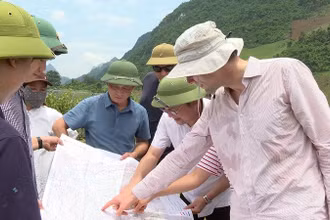Đoàn công tác Cơ quan Phát triển Pháp (AFD) trực tiếp khảo sát địa điểm xây dựng hồ chứa nước Sái Lương và các hạng mục thuộc dự án, tại huyện Tuần Giáo.