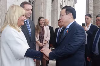 Chủ tịch Thượng viện Uruguay Beatriz Argimon và Chủ tịch Hạ viện Uruguay Sebastian Andujar đón Chủ tịch Quốc hội Vương Đình Huệ. (Ảnh: Doãn Tấn/TTXVN)
