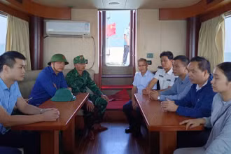 Lực lượng chức năng của thành phố Móng Cái và thành phố Đông Hưng tiến hành các thủ tục bàn giao lồng nuôi trồng thủy sản.