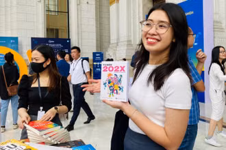Bạn đọc với cuốn từ điển 202X".