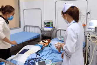 Bé C.P.L. đang được điều trị tại Bệnh viện đa khoa tỉnh Lâm Đồng.