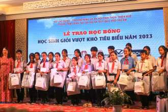 Trao học bổng cho học sinh nghèo vượt khó tiêu biểu tại tỉnh Thừa Thiên Huế năm 2023.