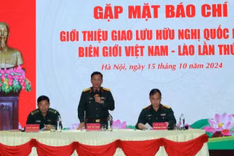 Đại tá Tống Văn Thanh, Phó Cục trưởng Cục Tuyên huấn chủ trì gặp mặt báo chí giới thiệu Giao lưu hữu nghị quốc phòng biên giới Việt Nam-Lào lần thứ 2.