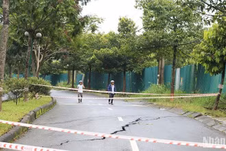 Ngành chức năng thành phố Gia Nghĩa đã tổ chức cắm biển cấm phương tiện qua lại ở hai đầu điểm nứt, gãy.