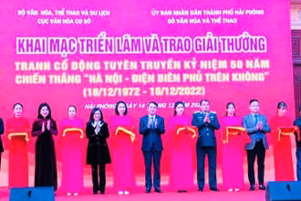 Các đại biểu cắt băng khai mạc Triển lãm.