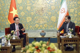 Chủ tịch Quốc hội Vương Đình Huệ tiếp Tỉnh trưởng Isfahan Reza Mortazavi. (Ảnh: Doãn Tấn/TTXVN)