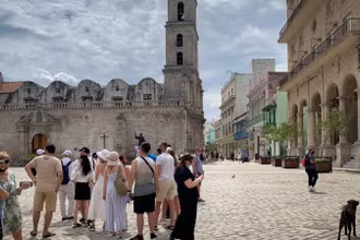 Khách du lịch Nga tham quan thủ đô La Habana, Cuba. (Ảnh: AFP/TTXVN)