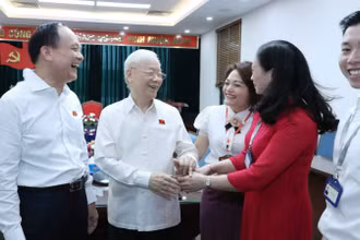 Tổng Bí thư Nguyễn Phú Trọng và các đại biểu tới dự Hội nghị đại biểu Quốc hội thành phố Hà Nội tiếp xúc cử tri trước Kỳ họp thứ 6, Quốc hội khóa XV, sáng 14/10/2023. (Ảnh: Thành Đạt)