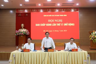 Bí thư Đảng ủy Khối Nguyễn Văn Thể chủ trì Hội nghị.