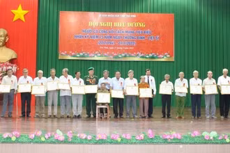 Người có công với cách mạng tiêu biểu, có thành tích xuất sắc nhận Bằng khen của Chủ tịch UBND tỉnh Trà Vinh.