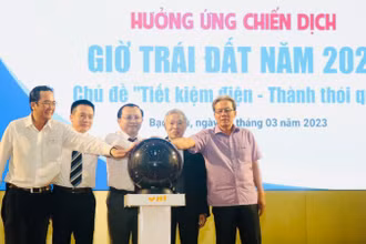 Lãnh đạo Tập đoàn Điện lực Việt Nam và tỉnh Bạc Liêu tại buổi lễ.