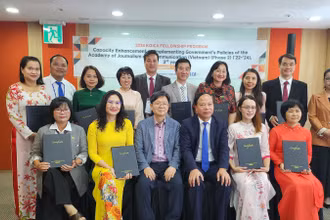 Các học viên chụp ảnh lưu niệm với giảng viên phụ trách sau khi nhận Giấy chứng nhận hoàn thành khóa học của Cơ quan Hợp tác quốc tế Hàn Quốc (KOICA).