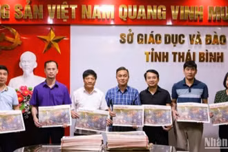 Sở Giáo dục và Đào tạo tỉnh Thái Bình tiếp nhận 300 ấn phẩm tranh panorama Chiến dịch Điện Biên Phủ do Văn phòng đại diện Báo Nhân Dân tại tỉnh Thái Bình trao tặng.