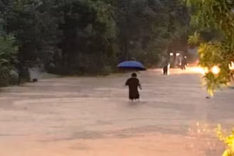 Mưa lớn, gây ngập úng, làm ách tắc giao thông trên quốc lộ 70, ở huyện Bảo Thắng, tỉnh Lào Cai. (Ảnh: TL)