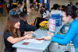 Hành khách làm thủ tục lên chuyến bay từ Thành phố Hồ Chí Minh đi Manila.