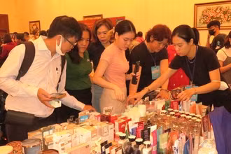Người tiêu dùng chọn mua sắm hàng hiệu được khuyến mãi mạnh tại sự kiện “Khuyến mại hàng hiệu-Flash Sale Holiday” trong ngày 8/9.