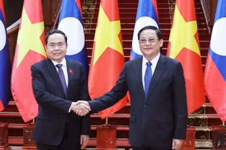 Chủ tịch Quốc hội Trần Thanh Mẫn hội kiến Thủ tướng Lào Sonexay Siphandone. (Ảnh: Thống Nhất/TTXVN)