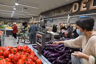 Người dân mua sắm tại siêu thị ở Glendale, California, Mỹ. (Ảnh: AFP/TTXVN)
