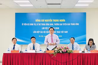 Đồng chí Nguyễn Trọng Nghĩa phát biểu tại buổi làm việc.