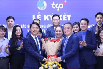 Bí thư Thường trực Trung ương Đoàn, Chủ tịch Hội Liên hiệp Thanh niên Việt Nam Nguyễn Ngọc Lương và Tổng Giám đốc TCP Việt Nam Nguyễn Thanh Huân trao biên bản ký kết thỏa thuận hợp tác giai đoạn 2023-2025.