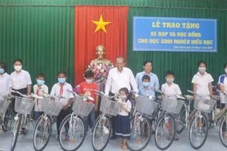 Nguyên Ủy viên Bộ Chính trị, Nguyên Phó Thủ tướng Thường trực Chính phủ Trương Hòa Bình trao xe đạp cho học sinh huyện Châu Thành, tỉnh Trà Vinh.