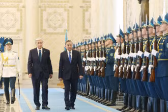 Tổng Bí thư Tô Lâm và Tổng thống Kazakhstan Kassym-Jomart Tokayev duyệt Đội danh dự tại Lễ đón. (Ảnh: Thống Nhất/TTXVN)