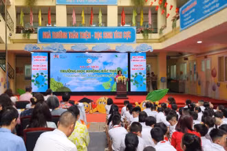 Cô Nguyễn Diệu Ánh, Hiệu trưởng Trường tiểu học Trần Nhật Duật phát biểu tại lễ tổng kết dự án.