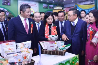 Các đại biểu tham quan gian trưng bày sản phẩm.