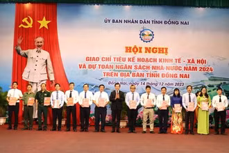 Bí thư Tỉnh ủy Đồng Nai Nguyễn Hồng Lĩnh giao quyết định thực hiện chỉ tiêu năm 2024 cho các sở, ngành.